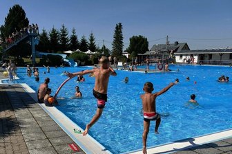 So wirkt sich die Hitze im Erzgebirge aus - Bei 32 Grad Celsius im Schatten gab es am Dienstag für die knapp 500 Besucher des Venusberger Freibades nur noch eins: ab ins Wasser, das mit 22 Grad genügend Abkühlung zu bieten hatte.