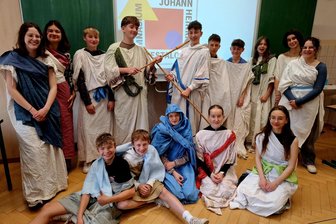 So wollen die Rodewischer Gymnasiasten ihr Schulfest feiern - In die schicke Toga werfen sich zum Schulfest des Pestalozzi-Gymnasiums auch die Lateinschüler.
