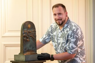So würdigen Plauener den verstorbenen Bildhauer Hannes Schulze - Sebastian Dressel mit Hannes Schulzes dem Museum geschenkten Relief „Traum und Alptraum“.