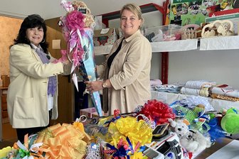 „So zauberhafte Zuckertüten für unsere Kinder“ – Aktion Kinderherzen hilft bedürftigen Familien im Erzgebirge - Christine Matko (l.) übergibt erste Zuckertüten an Familienhelferin Susann Wolf.