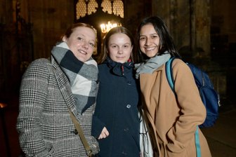 „So zeitig aufstehen, das macht man nicht jeden Tag“: Wer früh um 4 Uhr in den Zwickauer Dom geht - Die ersten Besucher vorm Zwickauer Dom: Doreen Bär aus Eckersbach (l.) mit Tochter Lia und Alejandra Molina aus Nicaragua.