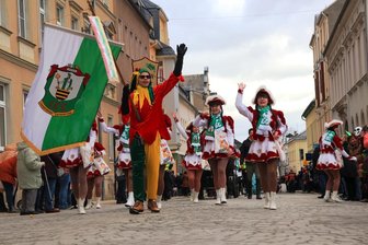 So zünftig feiern die Lengenfelder ihren Faschingsumzug - auch Ministerin Baerbock bekommt ihr Fett weg - Die Prinzengarde des LCC führte den Faschingsumzug an.