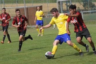 So zwang Mülsen die Lok in die Knie - Der Mülsener Torschütze zum 2:0, Michael Herbst (am Ball), behauptet sich hier im Zweikampf gegen Lok-Spieler Mohammad Rahimi.