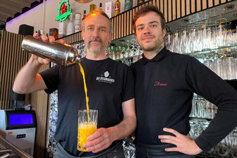 „Sobald die Tür auf ist, kommen Leute rein“: Bar in Mittweida steht vor dem Neustart - Henning Lang (l.) und Franz-Joseph Wolf in der „CampusLounge“ in Mittweida.