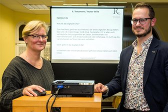 Social Media, Mails, Fotos: Annaberger Rechtsanwalt gibt Tipps zum Umgang mit digitalem Erbe - Katharina Weigelt und Rechtsanwalt Wolfgang Richter (v. l.) kamen nach dem Vortrag ins Gespräch.