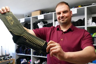 Socken für Fans von Niners, FCE, Mitropa, Jäger und Co: Erzgebirger hält Tradition mit pfiffigen Ideen am Leben - Dieser Entwurf von Denny Sieber hat sich bei der Agra-Landwirtschaftsausstellung in Leipzig als ein Renner erwiesen.