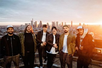 Söhne Mannheims kommen ins Erzgebirge: Was macht die Band ohne Xavier Naidoo? - Die Söhne Mannheims Pinao (v.l.): Karim Amun, Giuseppe Porrello, Florian Sitzmann, Dominic Sanz, Michael Klimas, Rapper Metaphysics.