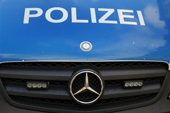 Sofa fällt auf A72 bei Chemnitz-Rottluff vom Anhänger -