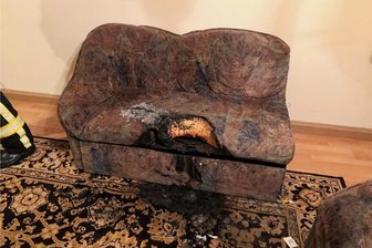 Sofa in Flammen: Einsatz in Werdauer Innenstadt - Ein in Brand geratenes Sofa sorgte in der Nacht für einen Feuerwehreinsatz in der Werdauer Innenstadt. 