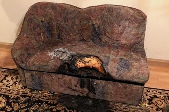 Sofa in Flammen: Feuerwehreinsatz in Werdauer Innenstadt - Dieses in Brand geratene Sofa hat in der Nacht zum Mittwoch einen Feuerwehreinsatz in der Werdauer Innenstadt erfordert.