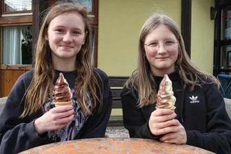 Softeis-Saison in Augustusburg startet - Selina und Jaycee (v.l) haben zum Saisonstart Softeis in Augustusburg geschleckt.