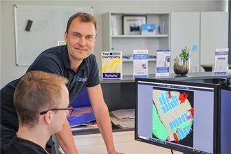 Software-Konzern übernimmt Chemnitzer Start-up Baselabs - Baselabs-Geschäftsführer Robin Schubert im Gespräch mit Software-Entwickler Kevin Preis. 