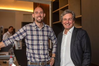 Software-Unternehmer eröffnet neues Lokal in Plauen: „Es nervt mich, wenn ich in ein Restaurant gehe, und das günstigste Gericht kostet 32 Euro“ - Inhaber Rainer Gläß (rechts) und Betreiber Monty Wötzel im neuen Restaurant in der Hempelschen Fabrik in der Plauener Elsteraue. Die Eröffnung ist für den Spätsommer geplant.