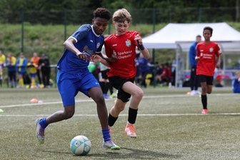 Sogar die Veilchen waren da: Junior-Soccer-Cup besticht durch erstklassiges Aufgebot - Packende Spiele und Laufduelle – wie hier zwischen Cabdilasiis Ciise Omer (l.) vom FSV Blau-Weiß und Luca Schulze vom Chemnitzer FC – bot der Junior-Soccer-Cup in Schwarzenberg.