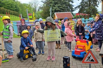 Sogar ein Baustellenlied gab es: Storys und Gesang zur Straßenöffnung in Hohenfichte - Die Kinder der Kindertagesstätte Kunterbunt in Hohenfichte bei Augustusburg hatten extra ein Baustellenlied einstudiert.
