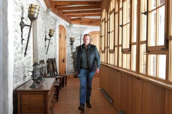 Sogar eine Ritterrüstung gibt es: So lebt der Schlossherr von Weißenborn - Gunnar Förster im Laubengang des Schlosses von Weißenborn bei Freiberg.