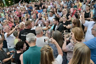Sogar mit Veilchen-Song: Johannes Oerding bringt in Zwickau 4500 Fan-Herzen zum Schmelzen - Star auf Augenhöhe: Johannes Oerding stand in Zwickau mitten im Publikum.