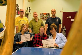 Sogar Windows 95 lebt: Jugendclub im Erzgebirge lässt es bei Revivalparty noch mal krachen - Jörg Klemm (von l.o.), Norman Schirmer und Daniel Scheffler gehören zu den Organisatoren der Revival-Party. Über erzielte Spenden freuen sich Sandy Klix, Lea und Franziska Möbius.