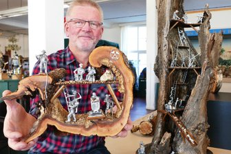Sogar Zwerge packen bei der vorerst letzten Weihnachtsschau im Gelenauer Depot Pohl-Ströher mit an - Auch in Baumscheiben, wie sie hier von Michael Schuster präsentiert werden, hat der Oberwiesenthaler Lothar Hermann den Bergbau im Miniaturformat nachgestellt.