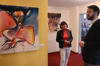 Sohn eines Künstlers will an Werk seines Vaters erinnern - Galeristin Kathrin Lahl und Tobias Tannenhauer, Sohn des verstorbenen Malers Andreas Stelzer, in der Ausstellung mit Werken Stelzers.