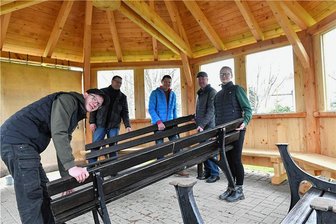 Sohra: Wetterhütte eingeweiht - Die Wetterhütte in Sohra, mit Lesley Nobst, Marco Mütze, Thomas Schaarschmidt, Jürgen Schaarschmidt, Michèle Arnold. 