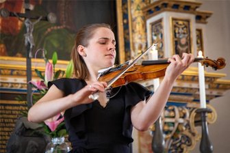 Soirée mit 1000 Kerzen: Augustusburger Musiksommer endet festlich - Charlotte Thiele, hier bei einem Konzert zum 4. Augustusburger Musiksommer, tritt als Soloviolinistin am 29. Juli in der Stadtkirche St. Petri auf.