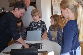 Soiree zu Schüler-Kunstprojekt in Meeraner Galerie - In den Herbstferien haben Kinder der Evangelischen Grundschule unter Anleitung von Martina Graupner und Peter Paulitschke in der Galerie „Art In“ an Linolschnitten gearbeitet.