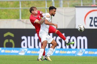 Solar-Firma Autarkstrom insolvent: Was wird aus Sponsoring für FSV Zwickau? - September 2024 in der Zwickauer GGZ-Arena: Werbung für FSV Zwickau-Sponsor Autarkstrom war bei der Partie des FSV gegen den FC Eilenburg zu sehen. Im Bild (v.l.): Sandro Sengersdorf und Benjamin Luis.