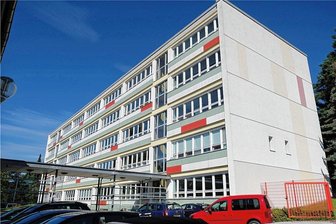 Solaranlage kommt aufs Dach von Reichenbacher Sporthalle - Auf das Dach der Sporthalle der abgebildeten Neuber-Grundschule von Reichenbach soll eine Fotovoltaikanlage gebaut werden.