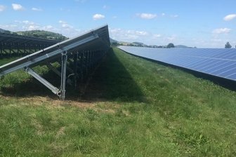 Solaranlage mit Schafweide: So können Bürger profitieren - Eine Fotovoltaikanlage der bayerischen Firma Enerlogo. Eine ähnliche ist in Memmendorf geplant.