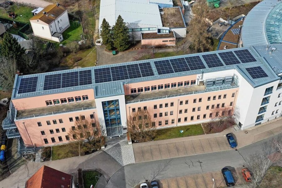 Solaranlagen: Auf kreiseigenen Gebäuden gibt es Nachholbedarf - Die Photovoltaikanlage auf dem Dach des Beruflichen Schulzentrums "August Horch" in Zwickau ist von oben gut zu erkennen. 
