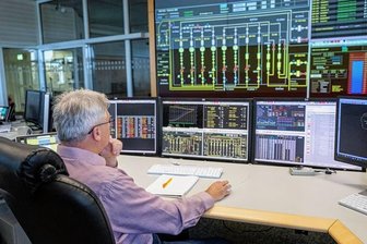 Solarboom bringt ostdeutsches Stromnetz an Belastungsgrenze - Ein Mitarbeiter der Leitwarte des Verteilnetzbetreibers Mitnetz behält über mehrere Monitore das Netzgebiet im Blick. Die rund um die Uhr besetzte Leitstelle überwacht und steuert rund 30.000 Kilometer Hoch- und Mittelspannungsanlagen und greift ein, wenn es erforderlich ist.