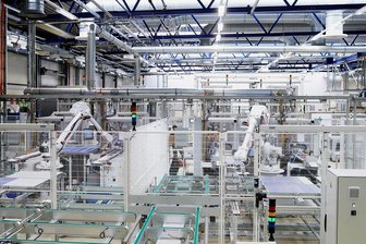 Solarboom: Meyer Burger beschleunigt Ausbau der Produktion in Freiberg - Die Firma Meyer Burger setzt die Produktion von Solarstrom-Paneelen in der ehemaligen Modulfabrik der insolventen Solarworld an der Carl-Schiffner-Straße in Freiberg fort. Das Unternehmen setzt dabei sehr stark auf Automatisierung. 