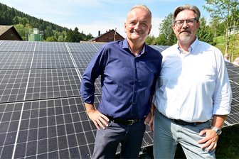 Solarenergie klärt in Klingenthal jetzt Abwasser - davor gab es eine böse Überraschung aus DDR-Zeiten - Zufrieden nach einer Energie sparenden Zusammenarbeit: Zwav-Geschäftsführer Henning Scharch (links) und Marco Fietz, Vorstand der Ralux AG Treuen.