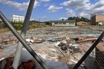 Solarfeld soll auf Gelände von ehemaligem Gartenbetrieb in Zwickau entstehen - Die Lengenfelder Recycling und Abriss GmbH beseitigt die Gewächshäuser und Gebäude der Zimo in Mosel, die im Frühjahr 2019 in Insolvenz gegangen war. Eine Hamburger Firma will hier ein Solarfeld bauen. 
