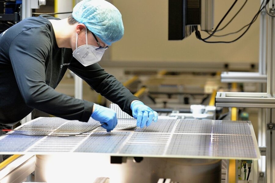 Solarhersteller Meyer Burger aus Freiberg baut dieses Jahr zweite Produktionslinie - Die Produktion beim Solarhersteller Meyer Burger ist zu 100 Prozent automatisiert. Bei der Qualitätsprüfung ist allerdings das menschliche Auge der Mitarbeiter noch gefragt. 