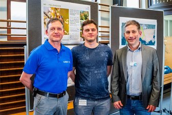 Solarpark Grünlichtenberg: Letzte kritische Fragen vor dem Bürgerentscheid - Von links: Michael Eckart, stellvertretender Wepa-Werkleiter, Dominik Schumann, zuständig für die Klimaschutzplanung und Statkraft-Pressesprecher Roman Goodarzi stellten sich den Fragen.