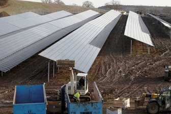 Solarpark Herlasgrün: Lohnt sich Erweiterung? - Der Solarpark Herlasgrün während des Baus im Jahr 2013: Die Stadtwerke Tübingen planen eine Erweiterung und haben dem Gemeinderat ihr Projekt erklärt. Die Pöhler müssen sich jetzt eine Meinung bilden.
