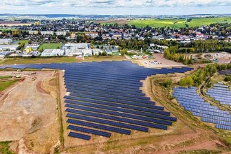 Solarpark in Neukirchen geht in Betrieb: So profitiert die Gemeinde - So groß wie fünf Fußballfelder ist der Solarpark am Rande des Gewerbeparks in Neukirchen. Unter den 11.500 Solarmodulen wird eine spezielle Saatgutmischung für heimische, blütenreiche und insektenfördernde Pflanzen verteilt - ein Forschungsprojekt der Hochschule Anhalt für Biodiversität in Solarparks. 