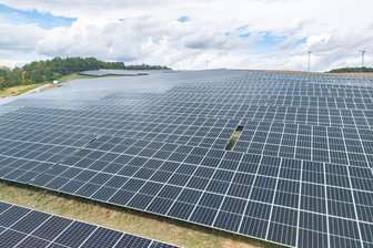 Solarpark Schönau ist am Netz: Was die Stadt Wildenfels davon hat - Nach rund einem Jahr Bauzeit ist der Solarpark Schönau jetzt am Netz, meldet Betreiber RWE.