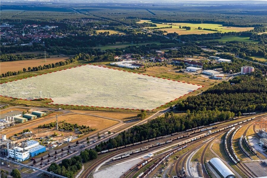 Solarpark soll grünen Strom für Batterieproduktion liefern - So groß wie 34 Fußballfelder ist die Fläche (auf dem Foto rot umrandet), auf der die BASF gemeinsam mit dem Energieversorger Envia M einen Solarpark am Standort Schwarzheide errichten wird. 