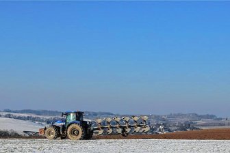 Solarpark statt Ackerbau: Pläne für 37-Hektar-Fläche in Limbach vorgestellt - Noch vor wenigen Tagen wurde hier gepflügt, demnächst könnte auf der Fläche nach Vorstellungen der Firma RES ein Solarpark entstehen. 