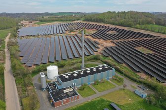 Solarparks auf Ackerland? So will Zwickau das verhindern - Einige Solarparks gibt es schon in Zwickau, zum Beispiel neben dem Biomasse-Kraftwerk an der Reinsdorfer Straße.