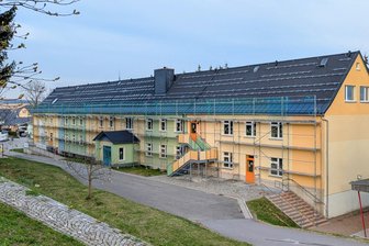 Solarprojekt im Erzgebirge: Dächer von Schule und Kita beschädigt - Der Aufbau der Solaranlage auf der Grundschule ist gestoppt worden.