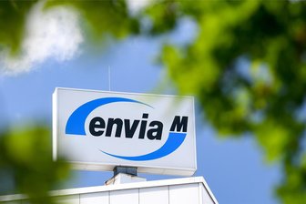 Solarprojekte für die Energiewende: Energieversorger Envia M plant Solarparks für 270.000 Haushalte - Das Logo des Energiedienstleisters Envia M dreht sich auf dem Dach der Unternehmenszentrale in Chemnitz.