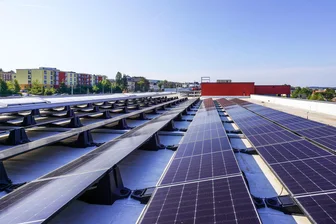 Solarstrom fließt, aber kein Geld: Firma aus dem Vogtland wartet seit Monaten auf Vergütung vom Netzbetreiber - Die Photovoltaikanlage auf dem Firmengebäude von Embro in Falkenstein. Der hier produzierte Strom wird seit mehr als einem halben Jahr ins Netz eingespeist, doch Geld zahlt der Netzbetreiber bislang nicht.