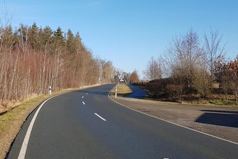 Solarstrom: Warum Stadträte im Vogtland mit einer Kabeltrasse fremdeln - Auf Höhe des Umspannwerks im Gewerbegebiet wird die Trasse parallel zur Straße verlaufen.