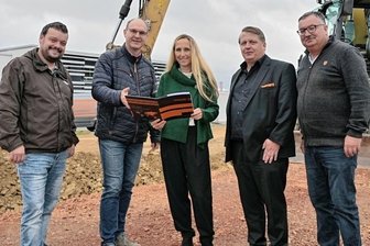 Solartechnik aus Zwönitz: Marktführer Gantner investiert Millionensumme - Spatenstich bei Gantner. Mit dabei Stadtchef Wolfgang Triebert (2. v. l.) und Geschäftsführer Jörg Scholz (2. v. r.)