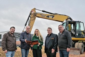 Solartechnik: Marktführer aus Zwönitz investiert Millionensumme - Spatenstich bei Gantner. Mit dabei Stadtchef Wolfgang Triebert (2. v. l.) und Geschäftsführer Jörg Scholz (2. v. r.) 