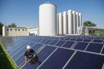 Solarthermie-Anlage versorgt künftig Karrees in der Innenstadt mit Wärme - Sonnenkollektoren an der Georgstraße: Mit den Anlagen wird kein Strom, sondern Wärme für die Wohnhäuser rund um den Brühl erzeugt.